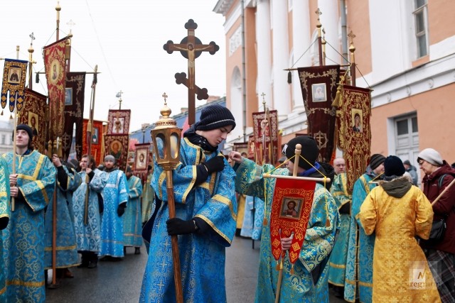 В Петербурге православная молодежь прошла по центру крестным ходом