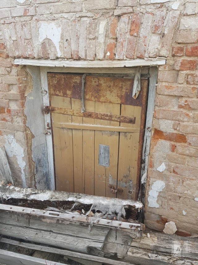Двери карцеров в руинах корпусов КаргопольЛАГа напоминают о XIV-XVII веках, когда Каргополь считался надежным местом заключения