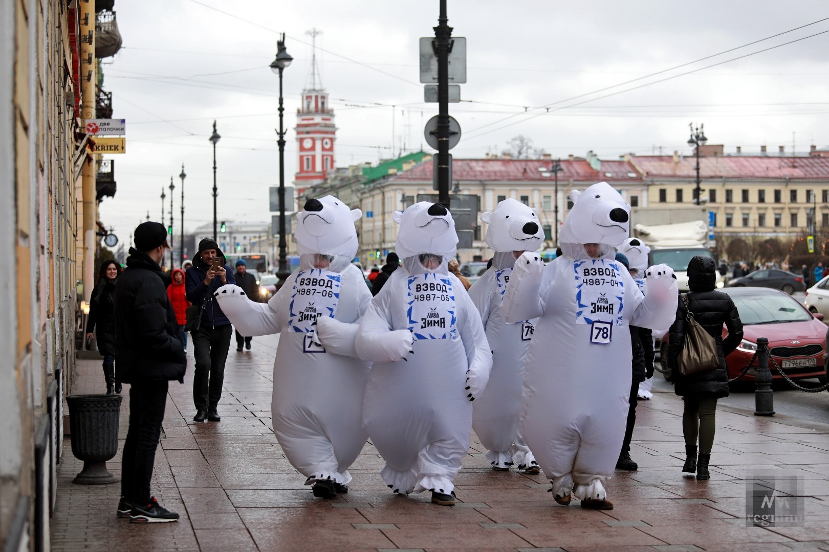 Человек в костюме медведя