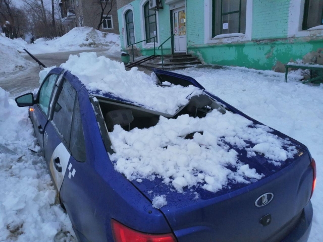 В Березниках упавший с крыши жилого дома снег раздавил автомобиль