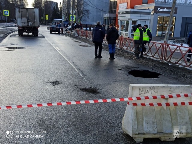 В Ярославле перекрыли улицу из-за провала асфальта