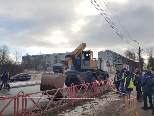 В Ярославле устраняют последствия провала дороги