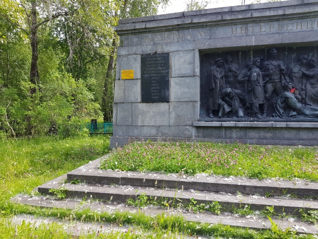 Заросший травой мемориал расстрелянным интервентами в 1919 году большевикам-подпольщикам на Вологодском кладбище Архангелська