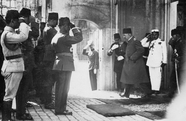 Мехмед VI, последний султан Османской империи, покидает Стамбул, 1922