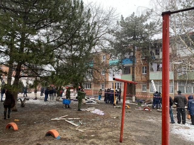 Появились первые фото с места взрыва в жилом доме под Ростовом-на-Дону
