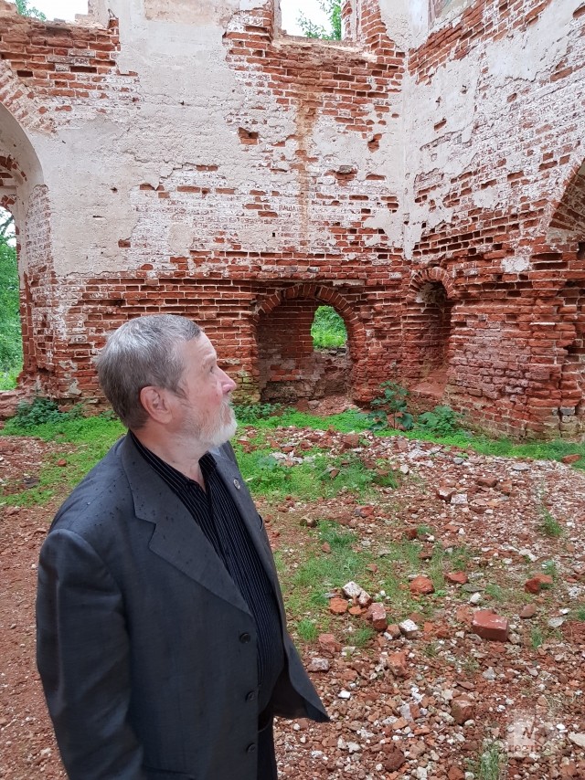 В .В. Личутин в развалинах Красногорского монастыря