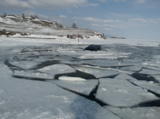 ЧП на Байкале: Lexus с людьми ушёл под воду