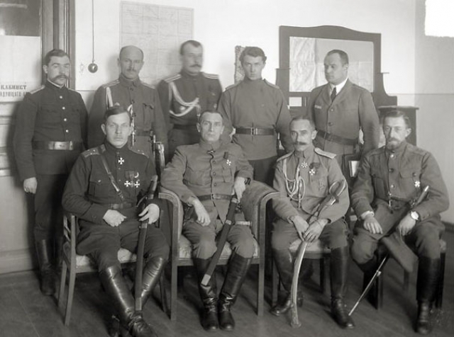 Адмирал Колчак и Радола Гайда с офицерами штаба Сибирской армии