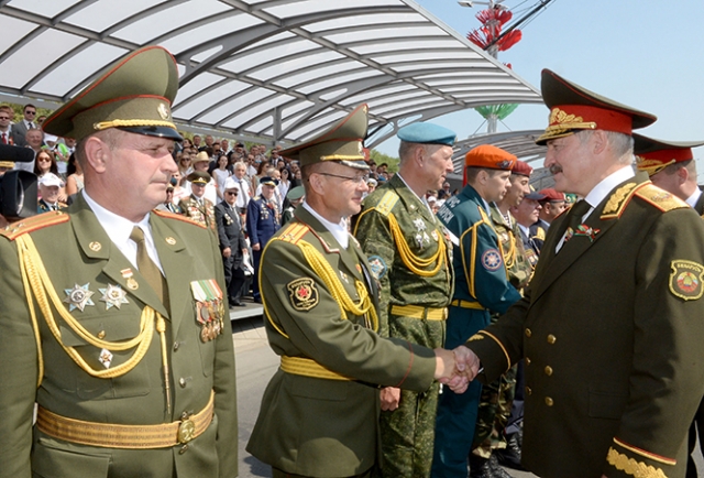 Александр Лукашенко и белорусские офицеры 