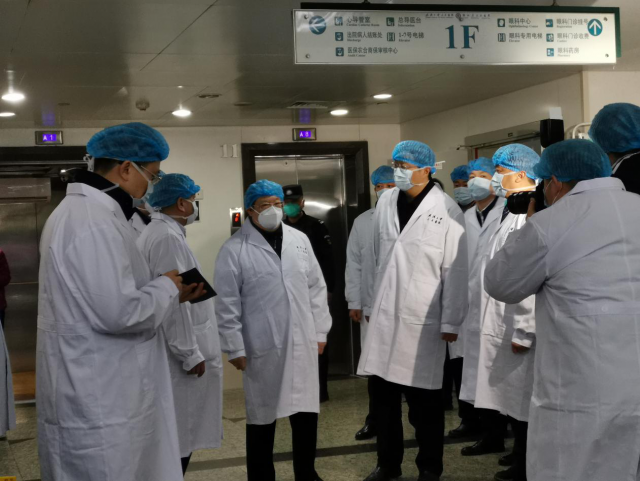 Больница. Консультация врачей по вопросу распространения нового вируса. КНР 