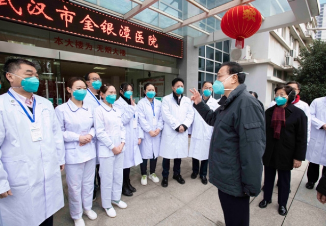 Премьер-министр КНР Ли Кэцян проверяет работу по борьбе с эпидемией в Ухане 