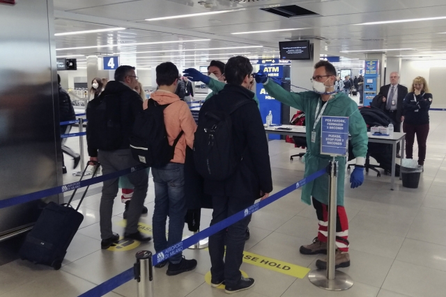 Волонтеры проводят проверки здоровья в аэропорту Милана