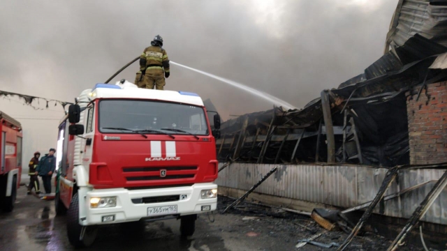 МЧС опубликовало фото с пожара на ростовском рынке «Атлант»