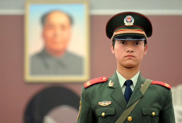 Часовой на площади Тяньаньмэнь перед портретом Мао Цзэдуна  