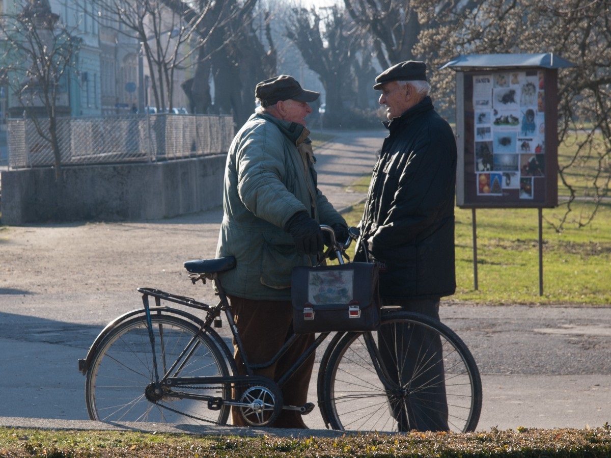 Положен ли пенсионерам старше 65 лет больничный лист  на май 2020 года?