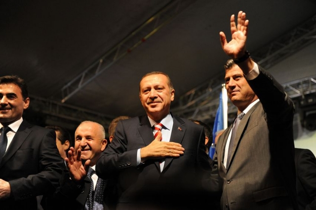 Президент Турции Реджеп Тайип Эрдоган и бывший командир ОАК Хашим Тачи (справа). 3 ноября 2010