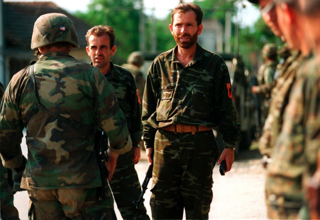 Бойцы «Освободительной армии Косово» и американский инструктор