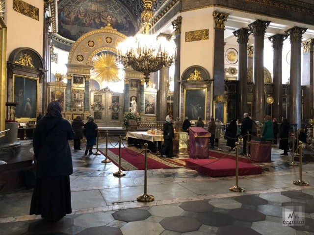 Казанский собор Петербурга открыт для верующих, вопреки запрету Смольного