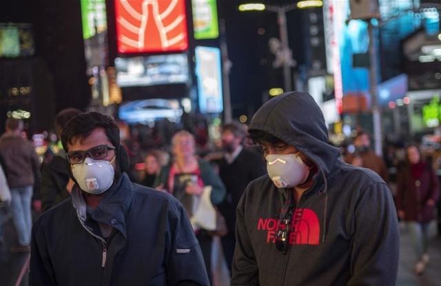 Люди в медицинских масках на улицах Нью-Йорка