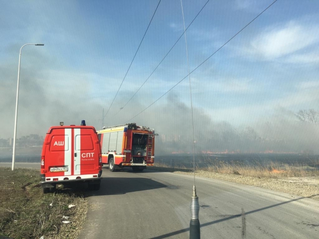 В Ростове-на-Дону тушат крупный ландшафтный пожар: фото