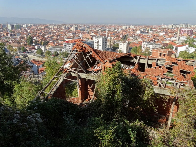 Косово. Разрушенные албанцами дома местных сербов 