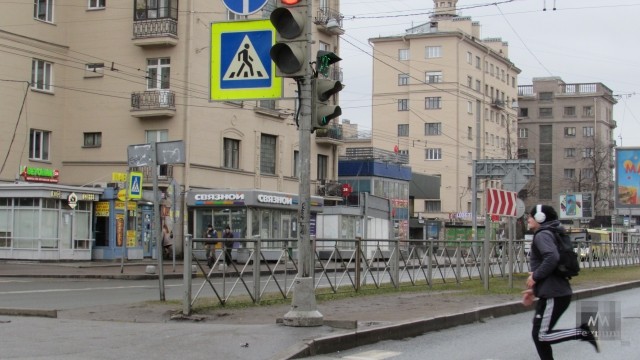 Переход у метро «Лесная» заполнен пешеходами