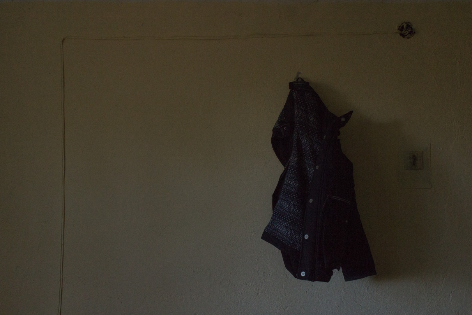 Куртка над кроватью одного из жителей «Теремка»