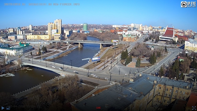 Вид на Комсомольский и Юбилейный мост и на реку Омь. 02.04.2020