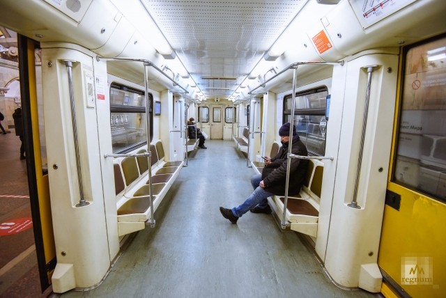 Вагоны метро теперь пустуют