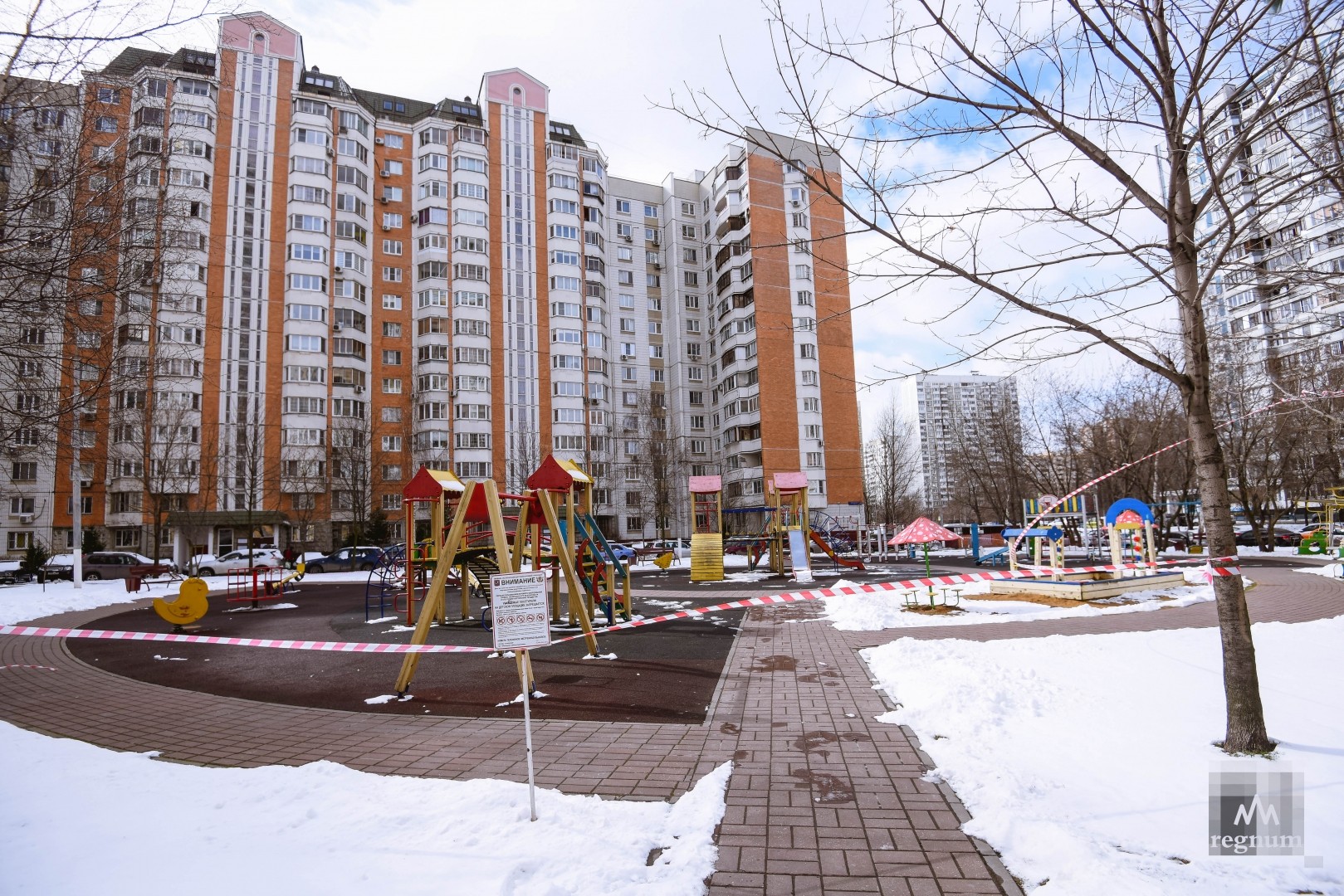 Детские площадки в Москве ограждены 