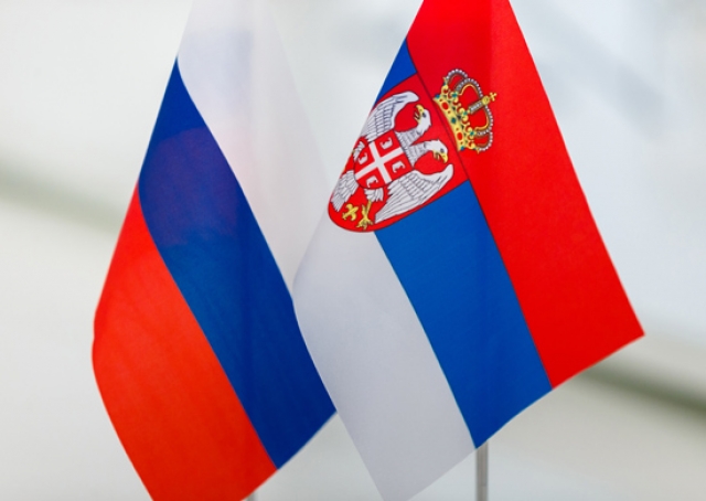 Флаги России и Сербии 