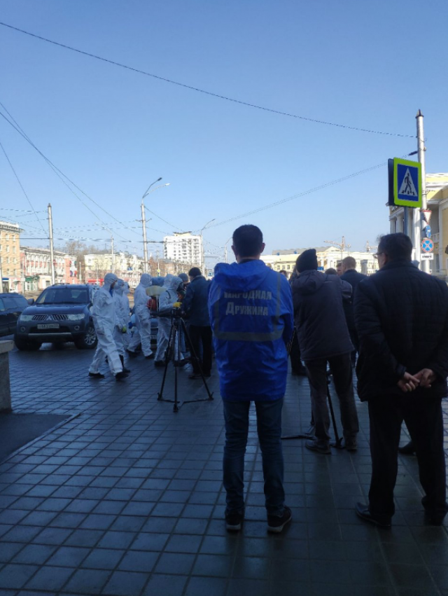 Барнаул. Площадь Октября. Журналисты снимают, как проходит дезинфекция в разгар эпидемии коронавируса