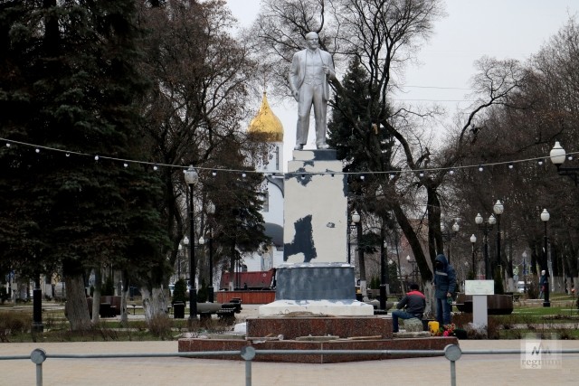 Жизнь вне карантина: в подмосковной Балашихе ремонтируют памятник Ленину