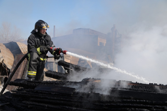 В Новосибирске загорелся цех по переработке дерева