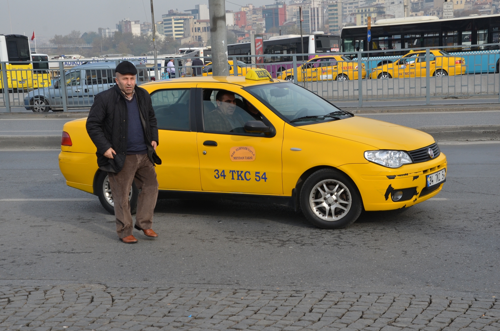 Такси стамбул приложение. Такси в Стамбуле. Такси Турция Стамбул. Стамбульское такси. Турецкие такси машины.