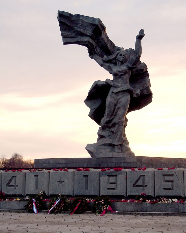 Композиция «Мать-Родина». Памятник освободителям Риги. Латвия 
