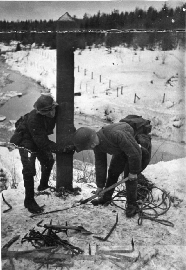 Советские солдаты выкапывают столб на погранзаставе Майнила,  Финская граница. 30 ноября 1939 года