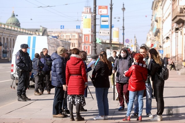 В Петербурге дороги и тротуары моют с хлоркой — фоторепортаж