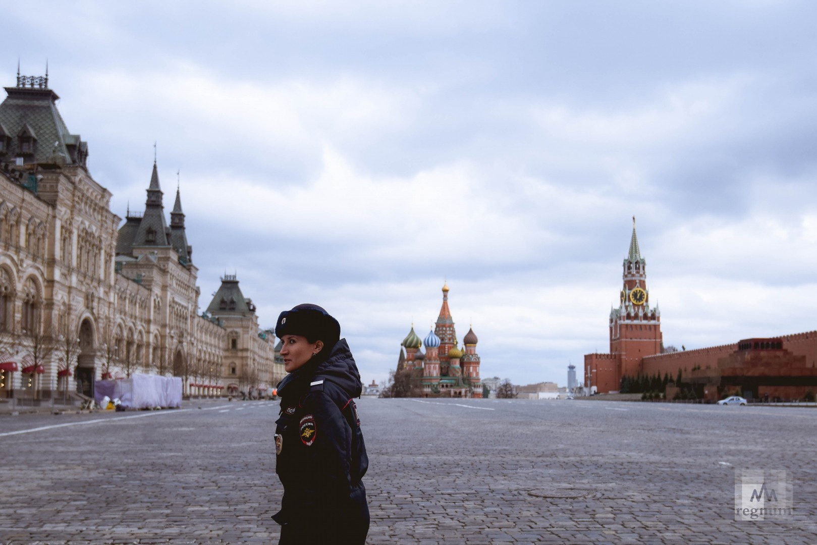 Москва фотки людей. Москва пустая красная площадь в карантин. Кремлевская площадь Москва февраль 24. Красная площадь дорога.