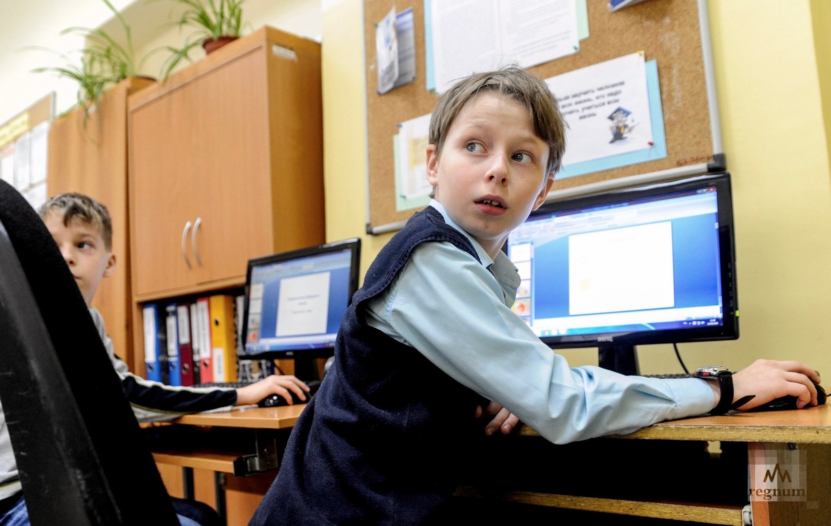 Ученик по информатике 10. Дети за компьютером в школе. Компьютер в школе. Ученики за компьютерами в школе. Компьютер для школьника.