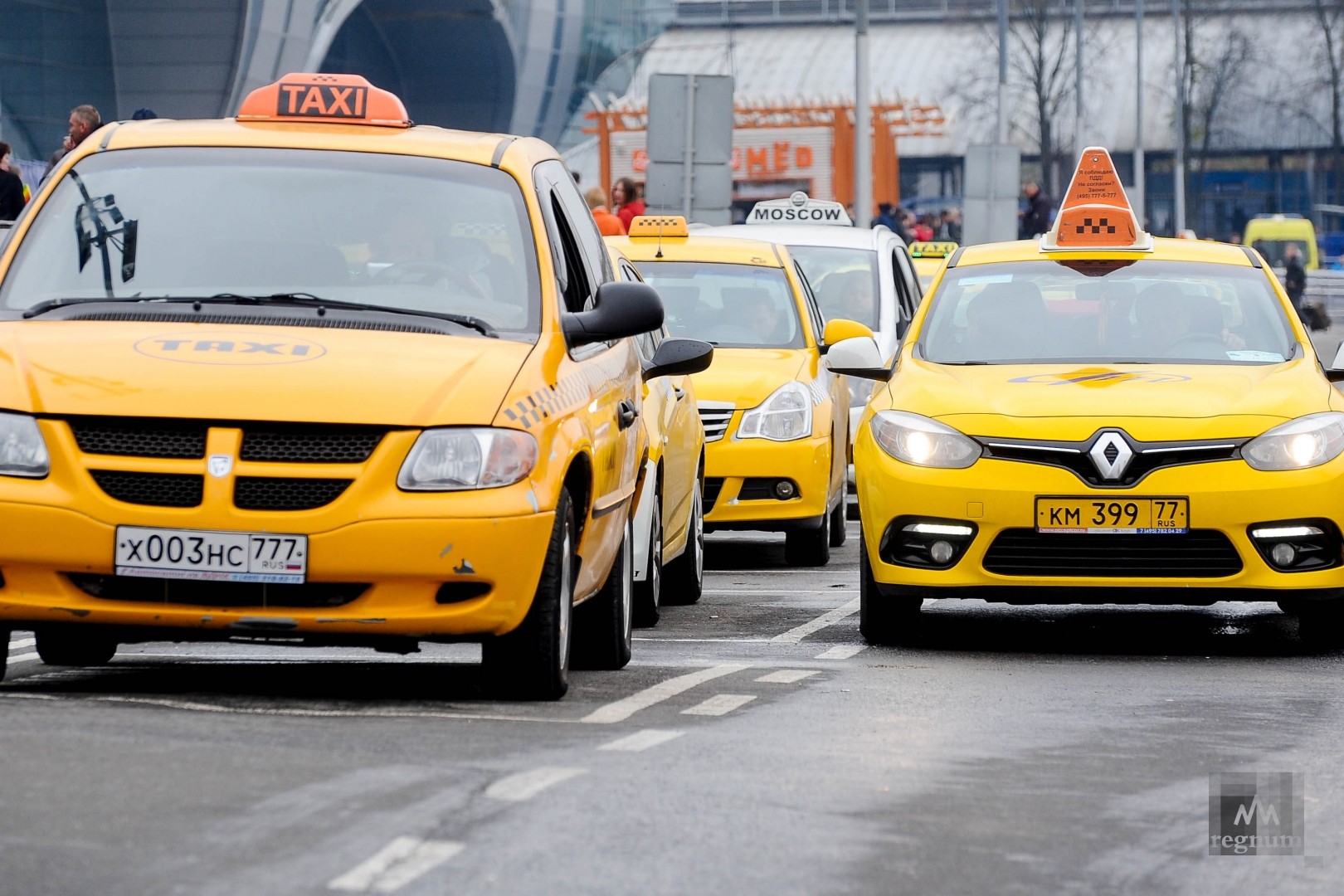 Такси везут москвичей на работу