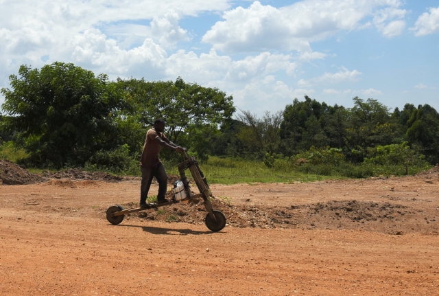 Местный житель региона леса Бвинди на самодельном транспортном средстве. Уганда, Африка