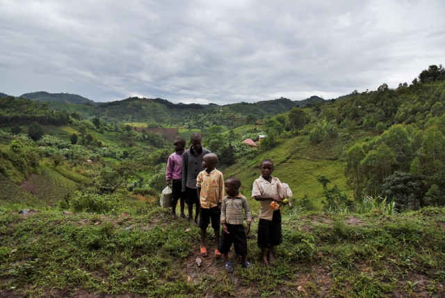 Дети, проживающие в регионе леса Бвинди. Уганда, Африка