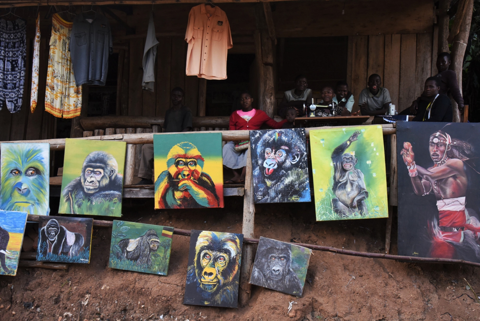 Жители деревни Бухомы продают изображения горных горилл туристическим группам. Уганда, Африка