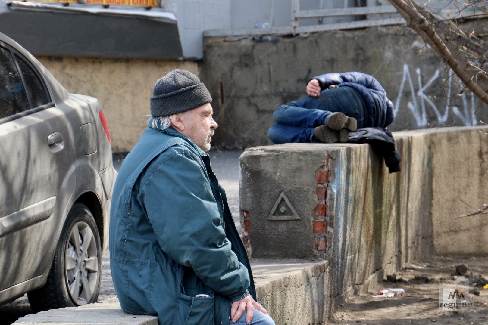 Перед бомжей. Бездомные на улицах Москвы.
