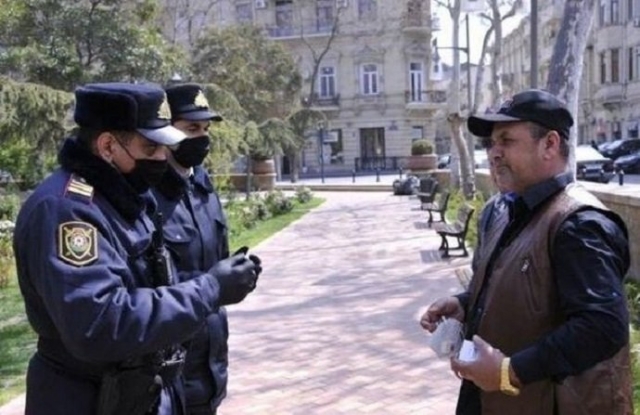 Полиция Азербайджана следит за карантином на улицах Баку 
