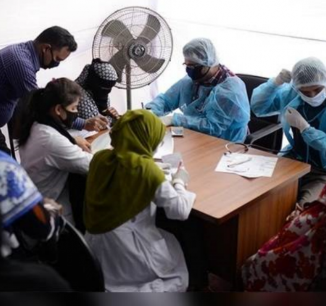 Индийские врачи проводят обследование на производстве 