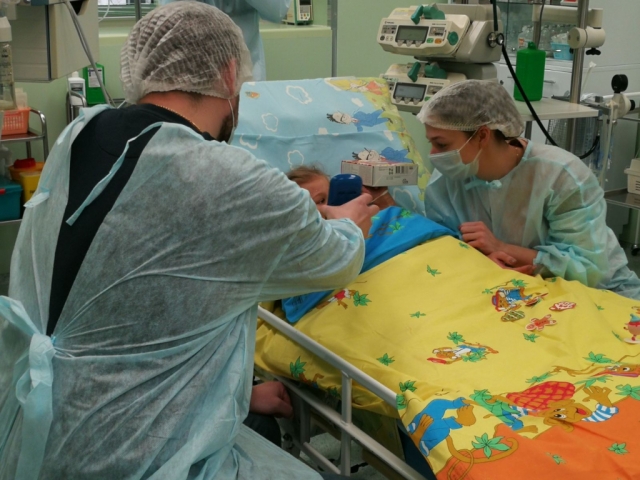 Ребенок в палате интенсивной терапии в белорусской больнице 