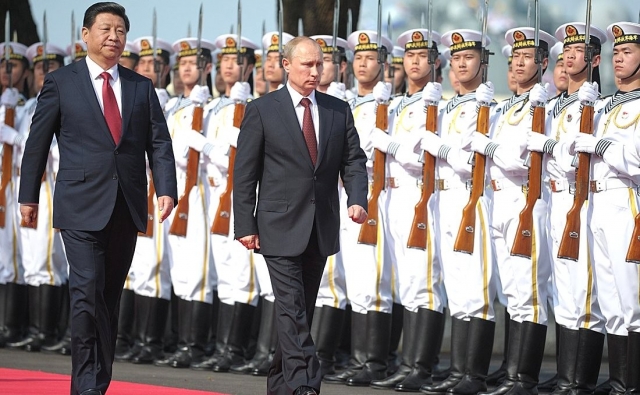 Владимир Путин и Со Цзиньпин на открытии совместных морских учений России и Китая 