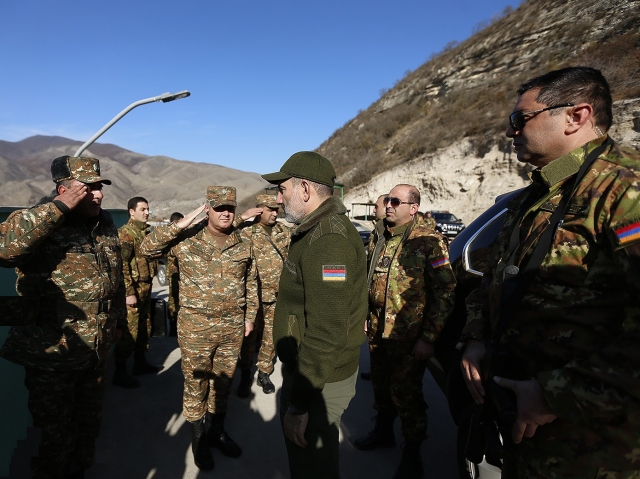 Премьер-министр Никол Пашинян вместе с президентом Республики Арцах Бако Саакяном посетил дислоцированные на северном участке приграничные позиции Армии обороны 